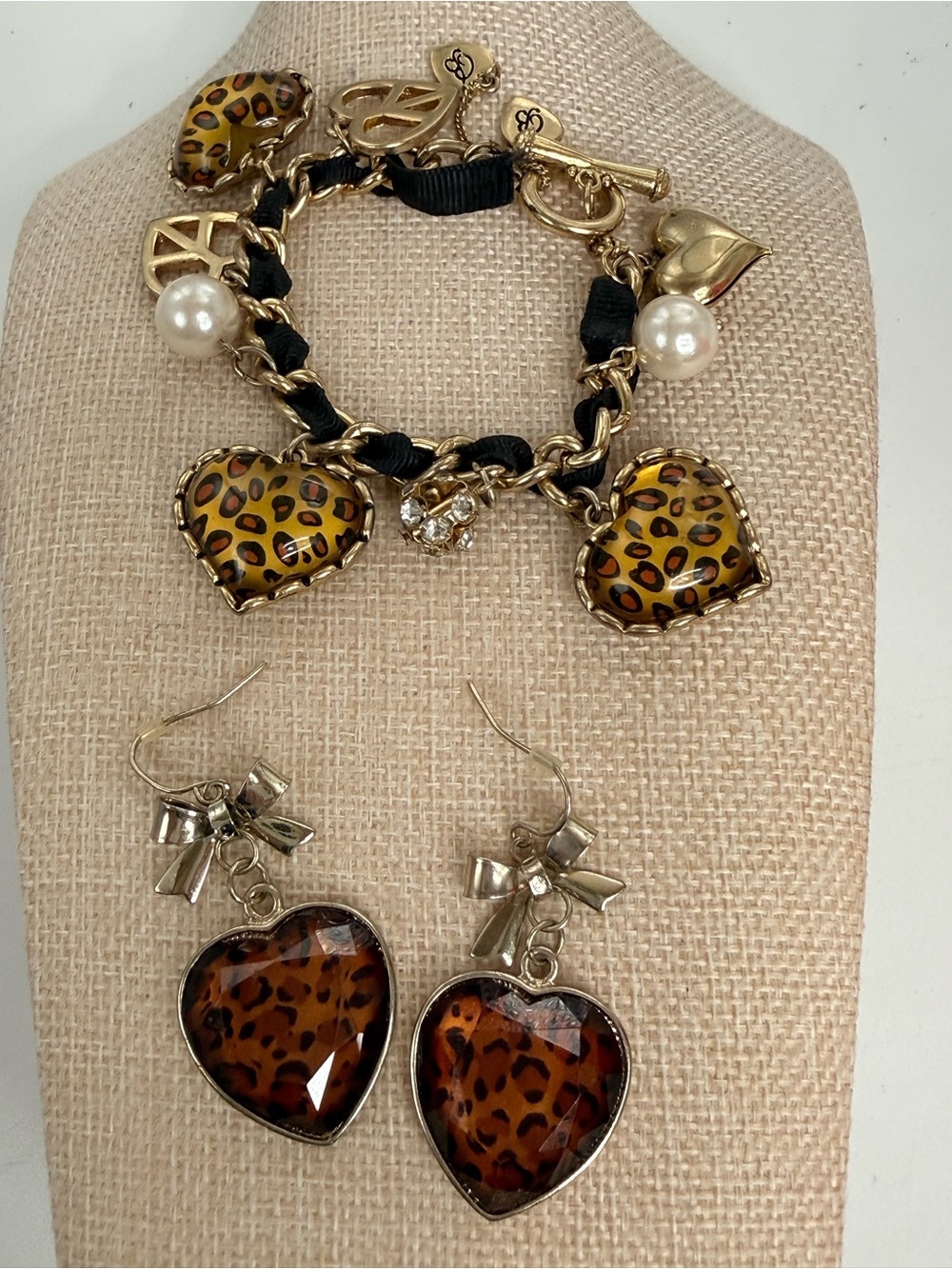 Betsey Johnson leopard gold tone heart charm bracelet /earrings pearl rhinestone - Picture 5 of 6